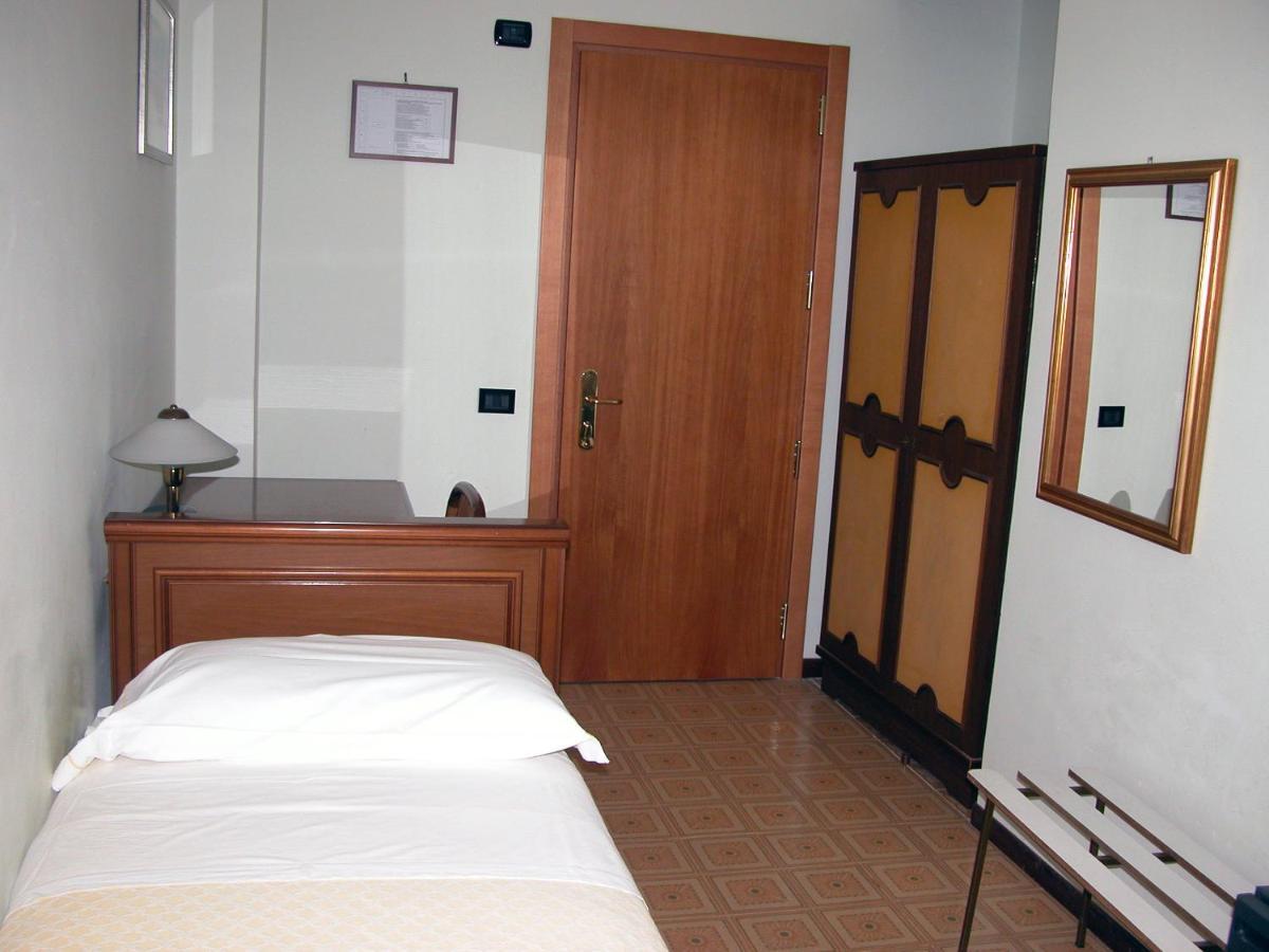 Hotel Calabresi San Benedetto del Tronto Zimmer foto