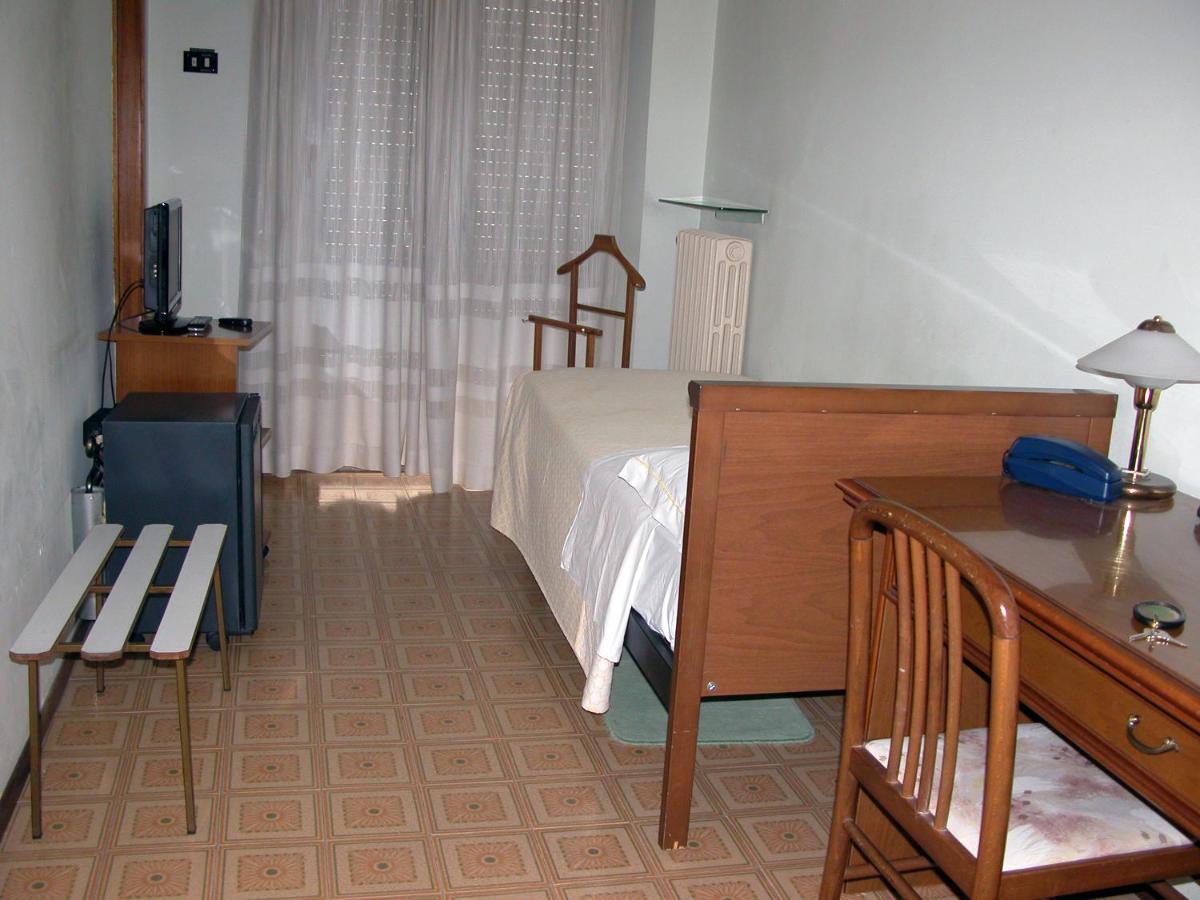 Hotel Calabresi San Benedetto del Tronto Zimmer foto